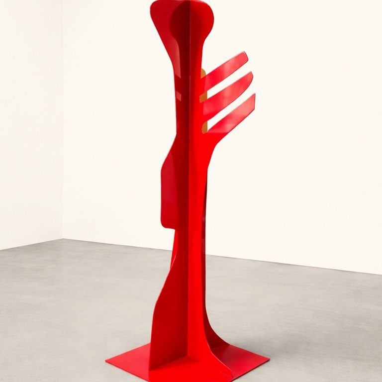 15. Czerwona figura, 200 x 40 x 30 cm, aluminium, lakier, 2025